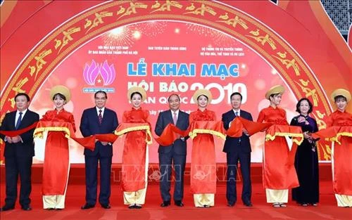 Thủ tướng Nguyễn Xuân Phúc cắt băng Khai mạc Hội báo toàn quốc năm 2019 với chủ đề "đổi mới, sáng tạo, trách nhiệm" | Báo ảnh Dân tộc và Miền núi