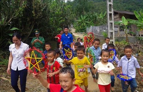 Tết Trung thu sớm với trẻ em nghèo vùng biên Lai Châu | Báo ảnh Dân tộc và Miền núi