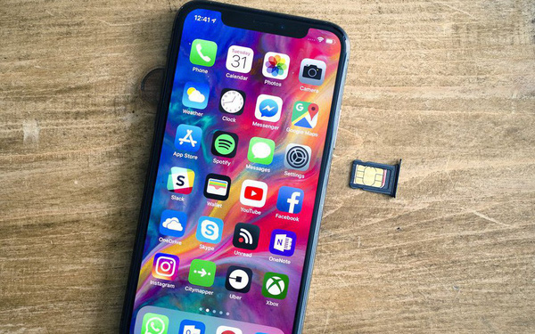 Mẹ phàn nàn iPhone mất sóng, con tháo SIM kiểm tra thì phát hiện điều lạ không thể lý giải