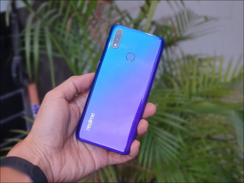 Đánh giá Realme 3 Pro: Điểm cộng cho nắp lưng chuyển màu, công nghệ sạc nhanh cùng thời lượng pin bền bỉ hơn