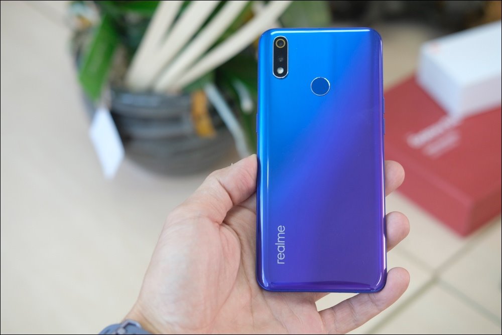 Mở hộp Realme 3 Pro, màn hình giọt nước, camera AI, giá bán từ 6,49 triệu đồng