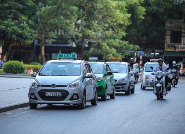 Taxi truyền thống muốn thanh lý hợp đồng với toàn bộ tài xế, chuyển đổi thành xe hợp đồng điện tử như Grab để hưởng ưu đãi