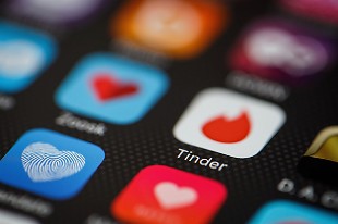 Tinder ra mắt tính năng mới giúp bảo vệ người dùng LGBTQ+ tại các quốc gia “kỳ thị” người đồng tính.