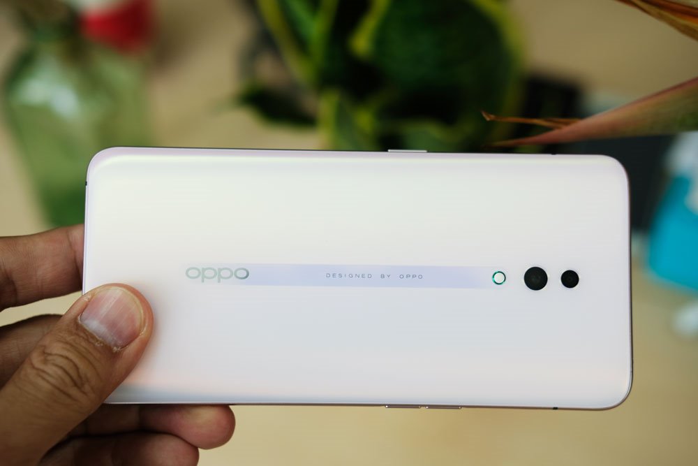 Mở hộp Oppo Reno màu trắng ngọc trai, giá bán 12,99 triệu đồng