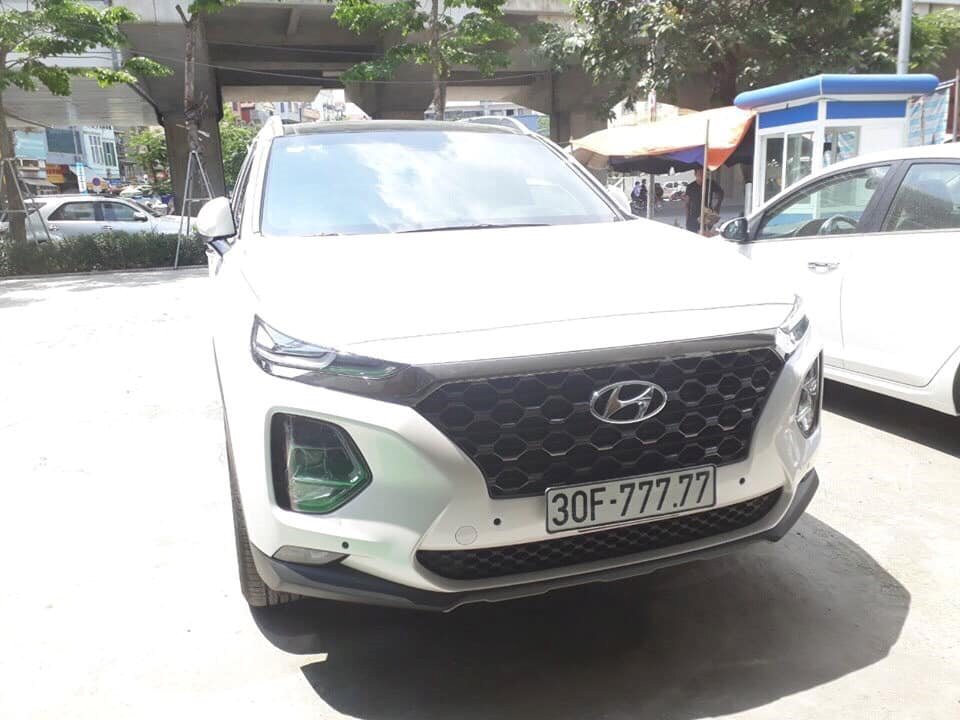 Hyundai Santa Fe 2019 đeo biển ngũ quý tiền tỉ ở Hà Nội