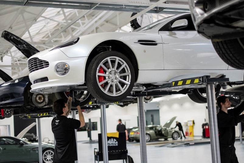 Xe sang Aston Martin tại Việt Nam lần đầu được chuyên gia quốc tế chăm sóc miễn phí