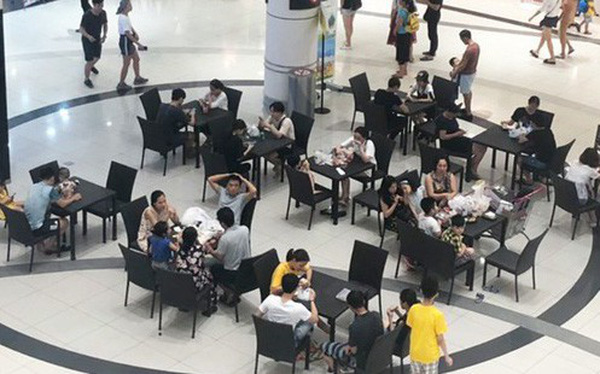 Nhiều người Hà Nội vào nằm ngồi la liệt để tránh nóng, Aeon Mall lập tức bổ sung thêm bàn ghế để phục vụ khách hàng