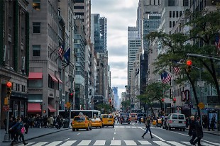 New York xem xét dự luật cấm dùng điện thoại nhắn tin khi đi bộ