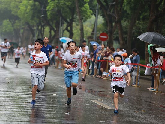 Hơn 1300 người đội mưa tham gia Giải chạy Apax Happy Run 2019 quyên tiền xây trường học ở Sìn Hồ