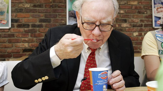 Bỏ ra 4,6 triệu USD để được ăn sandwich cùng tỷ phú Warren Buffett