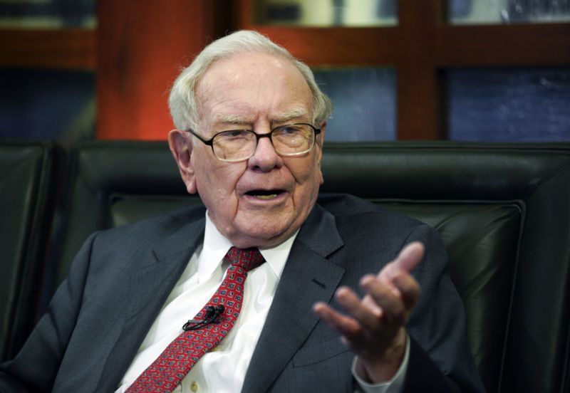 Tỷ phú Warren Buffett không tin mảng giải trí Apple sẽ thành công