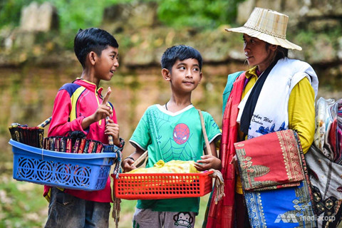 Cậu bé bán rong nói 16 thứ tiếng và chuyện đổi đời nhờ mạng xã hội