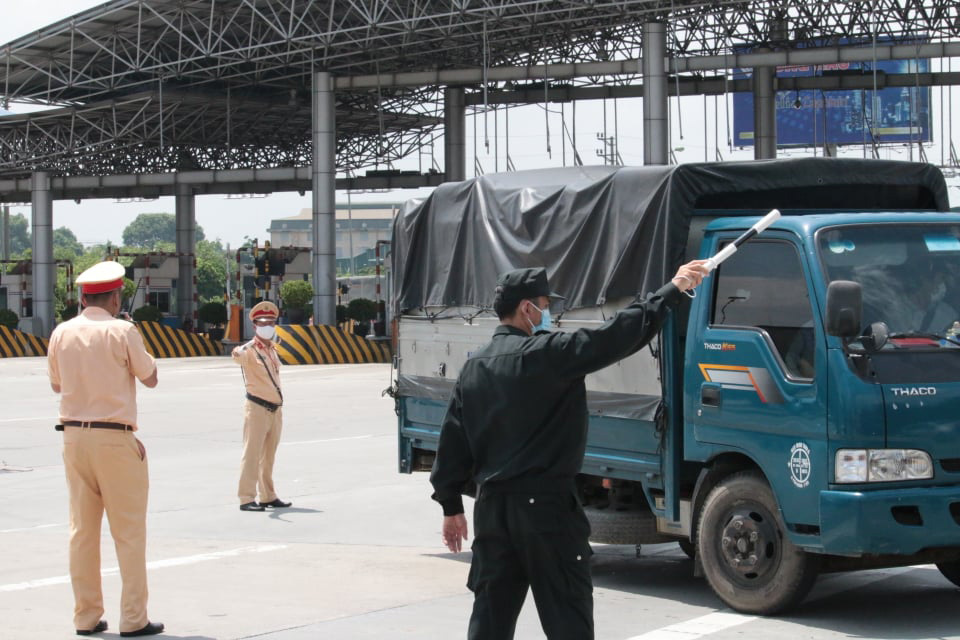 Công an Hà Nội phân luồng phương tiện đi tránh thành phố đang cách ly