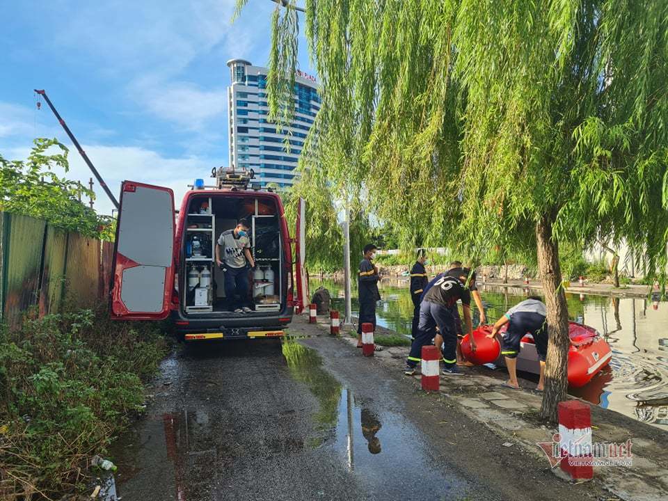 Hai chị em rơi xuống hồ nước mất tích