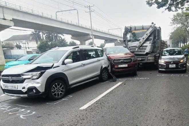 6 ô tô tông liên hoàn trên đường Võ Nguyên Giáp, giao thông ùn tắc hơn 3km