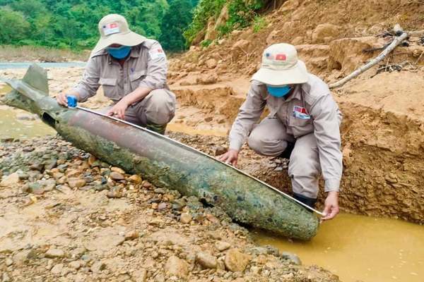 Phát hiện 2 quả bom nặng hơn 5 tạ, còn nguyên ngòi nổ ở Quảng Trị