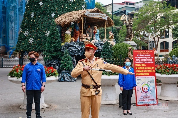 Công an Hà Nội lập 10 chốt cấm đường quanh Nhà thờ Lớn đêm Noel