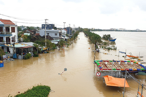 Miền Trung mưa lớn, nhiều nơi đối mặt chìm trong biển nước