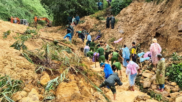 Bới đất đá tìm người mất tích trong vụ sạt lở chồng sạt lở ở Quảng Nam