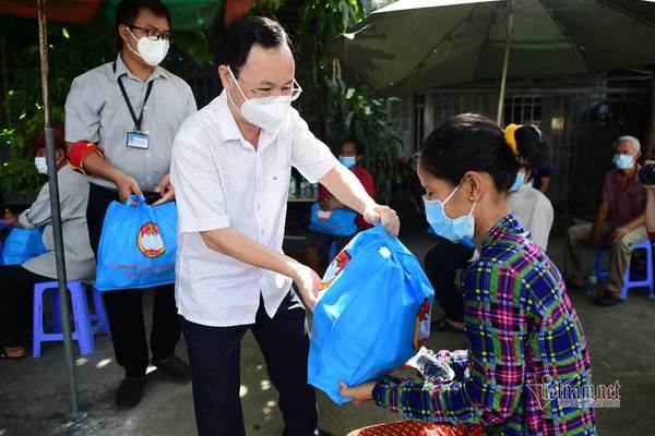 TP.HCM tặng quà cho người nghèo bị ảnh hưởng bởi dịch Covid-19